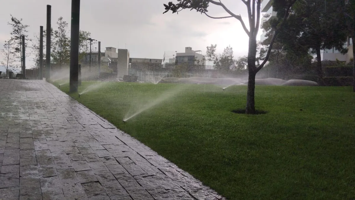 Aspersores funcionando en parque
