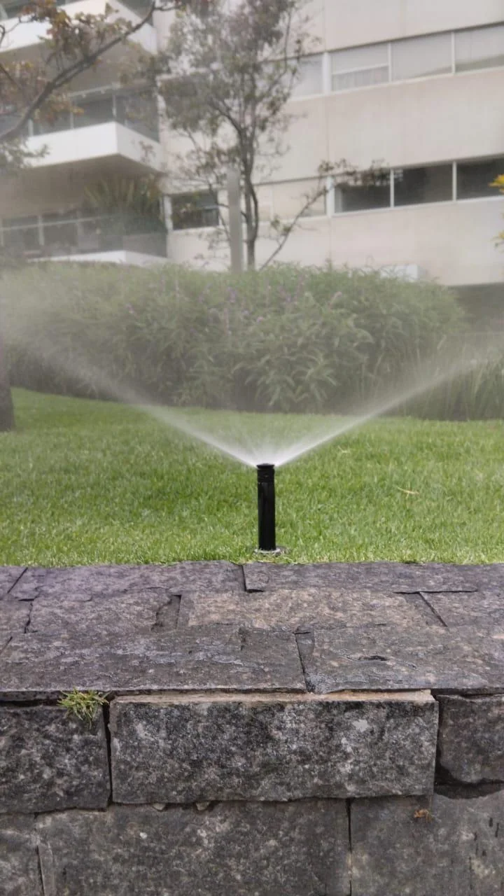 Aspersor instalado en jardinera