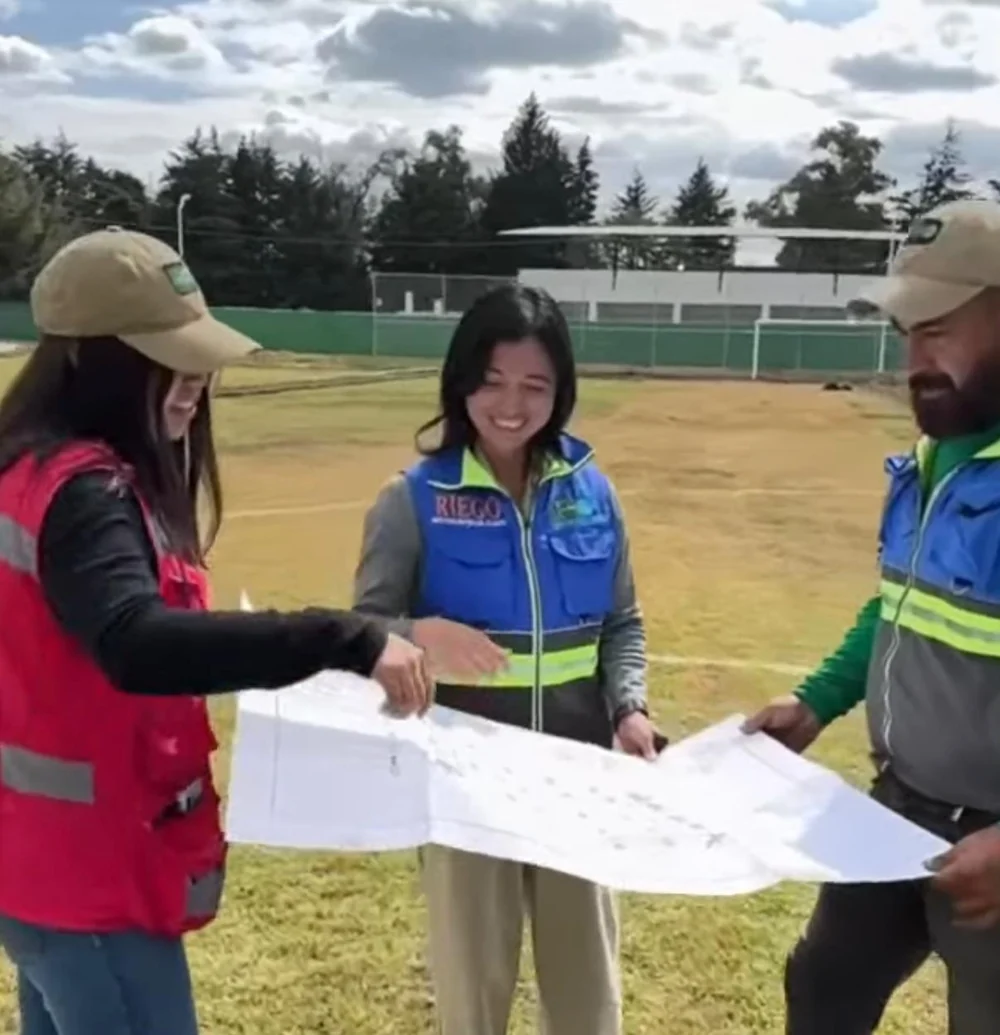Equipo revisando proyecto de riego